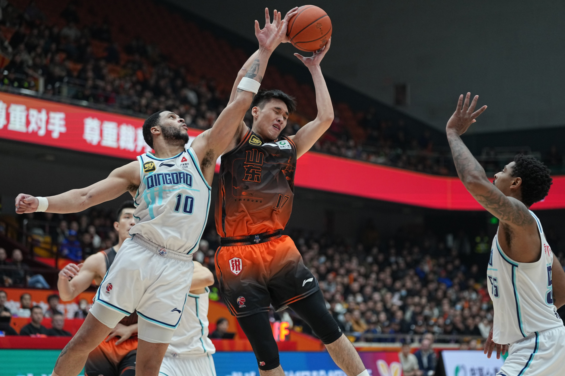 CBA季后赛冲刺阶段走向成谜；夏洛特黄蜂门线救险；质疑声仍在；球探报告显示潜力的简单介绍爱游戏体育官方网站